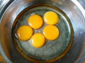 分蛋时将蛋黄放入油水盆里