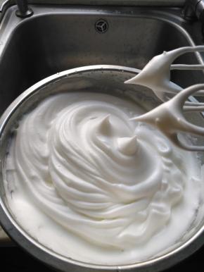 蛋清中加入少许盐和柠檬汁，分次加入60克白糖，打发至干性发泡