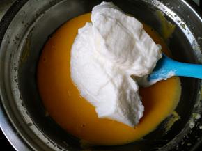 将三分之一蛋白霜加入蛋黄糊中搅拌均匀