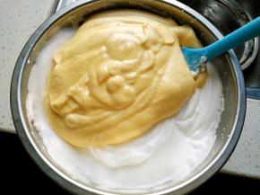 将混合好的蛋糕糊倒回蛋白盆中