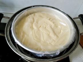 盖上保鲜膜，放入已烧开水的蒸锅中，中小火蒸40分钟