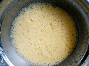 用电动打蛋器将蛋黄液搅打均匀