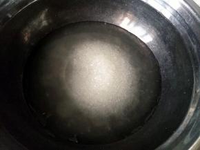 将白糖、酵母和水混合