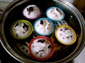 焖2分钟后开盖，立即脱模，趁热食用