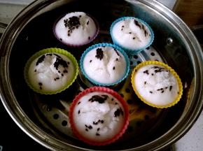 焖2分钟后开盖，立即脱模，趁热食用