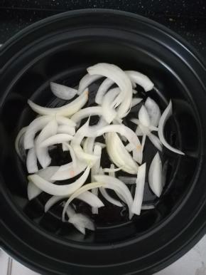放入切好的洋葱丝，垫底。