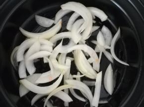 放入切好的洋葱丝，垫底。