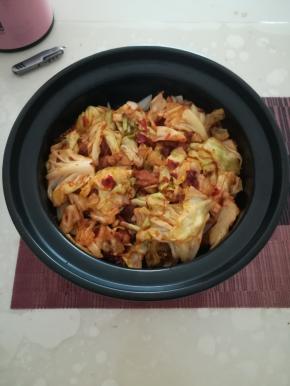 把锅放上去。盖上盖子，过个两三分钟就可以吃了。