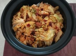 把锅放上去。盖上盖子，过个两三分钟就可以吃了。