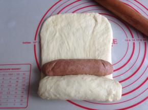 向上卷起，再放一条可可面团