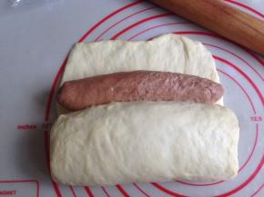 再向上卷起，放一条可可面团