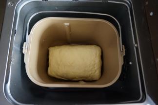 收口朝下放进面包桶里