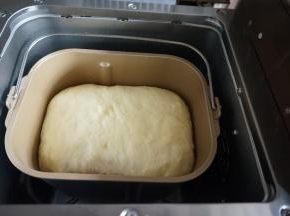 选择面包机的发酵程序60分钟左右，发至面包桶七分满