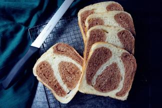 烘烤结束，立即将面包桶提出来，将面包放在晾架上晾凉，待晾凉后切片。未食用的面包需放进保鲜袋里，扎紧口袋，室温保存即可