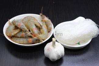 准备食材：大只的白虾解冻，粉丝、蒜等；