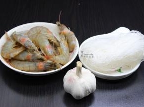 准备食材：大只的白虾解冻，粉丝、蒜等；
