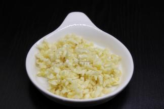 蒜去皮，剁碎待用；