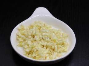 蒜去皮，剁碎待用；