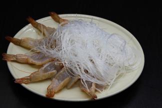 腌制好的虾摆如盘中，再放粉丝在上面；