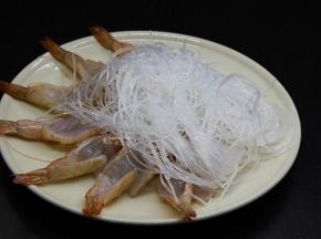 腌制好的虾摆如盘中，再放粉丝在上面；