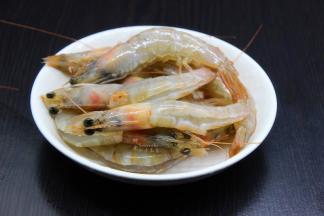 解冻好的白虾，去虾线、洗净，放盐、油、料酒、生姜腌制3分钟；