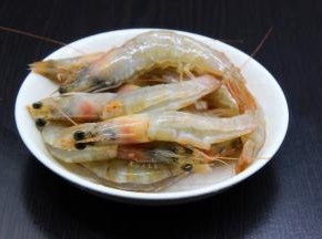 解冻好的白虾，去虾线、洗净，放盐、油、料酒、生姜腌制3分钟；