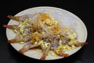 把蒜泥、生姜丝、盐、生抽、芝麻油、油等放在上面；