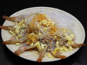 把蒜泥、生姜丝、盐、生抽、芝麻油、油等放在上面；