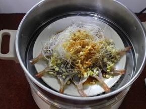 清水煮沸，放入锅中蒸10分钟；PS：火的大小和虾的大小不同，蒸熟时间略有不同。