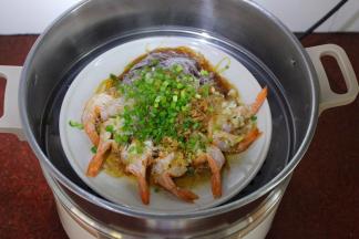 蒸好，开盖，放入葱，即可；