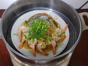 蒸好，开盖，放入葱，即可；