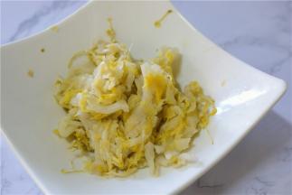 酸菜切丝，洗净