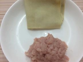 准备干豆腐和肉馅