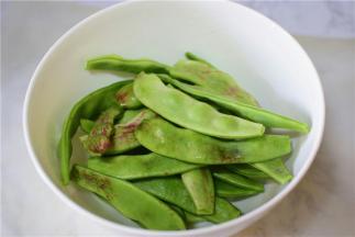 豆角去蒂，洗净