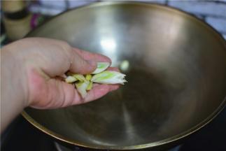锅中油热，炒香葱姜