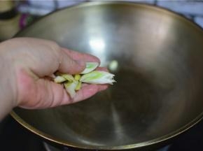 锅中油热，炒香葱姜