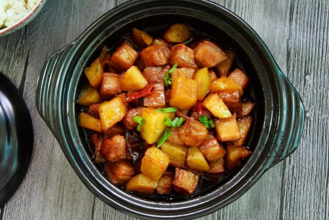 五花肉炖土豆
