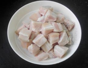 五花肉焯水定型后再切块