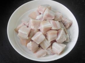 五花肉焯水定型后再切块