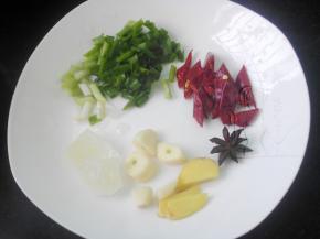 准备好葱、姜、蒜、干辣椒、八角待用