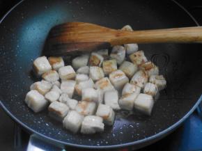 热锅，放入五花肉翻炒至微焦黄盛出