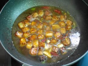 加入适量热水没过五花肉，烧开