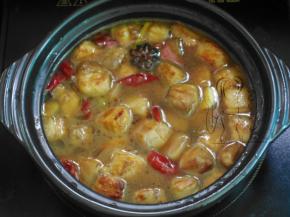 转到陶瓷锅中，盖上转小火炖30分钟