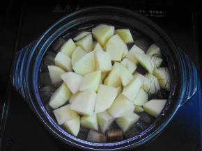 挑出葱蒜，加入盐和土豆块，再炖20分钟