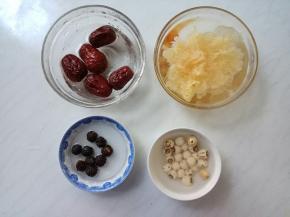 银耳、莲子提前泡发好。红枣洗净，桂圆去壳。