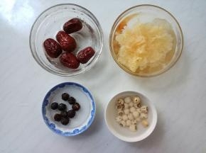 银耳、莲子提前泡发好。红枣洗净，桂圆去壳。