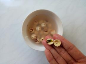 莲子泡软，有未去干净莲子芯的，仔细用牙签剃除掉。莲子芯味儿苦，有去火的药效，可以专门熬水喝，但不适合这道甜品。