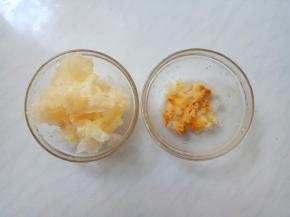 银耳择去根部发黄的部位，掰成小朵。