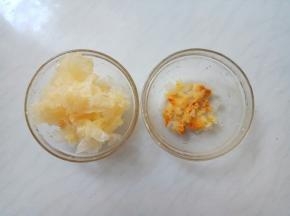 银耳择去根部发黄的部位，掰成小朵。