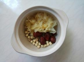 食材放入砂锅内，添入足量清水，小火慢炖，银耳软糯粘稠即可。